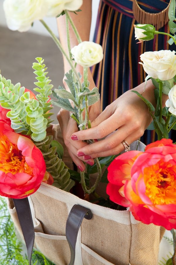 diy wedding centerpieces cutting white flowers