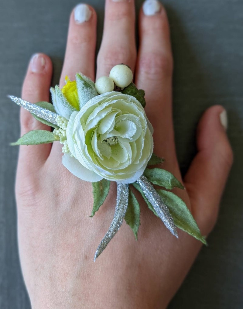 ring corsage