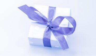 how much to spend wedding gift