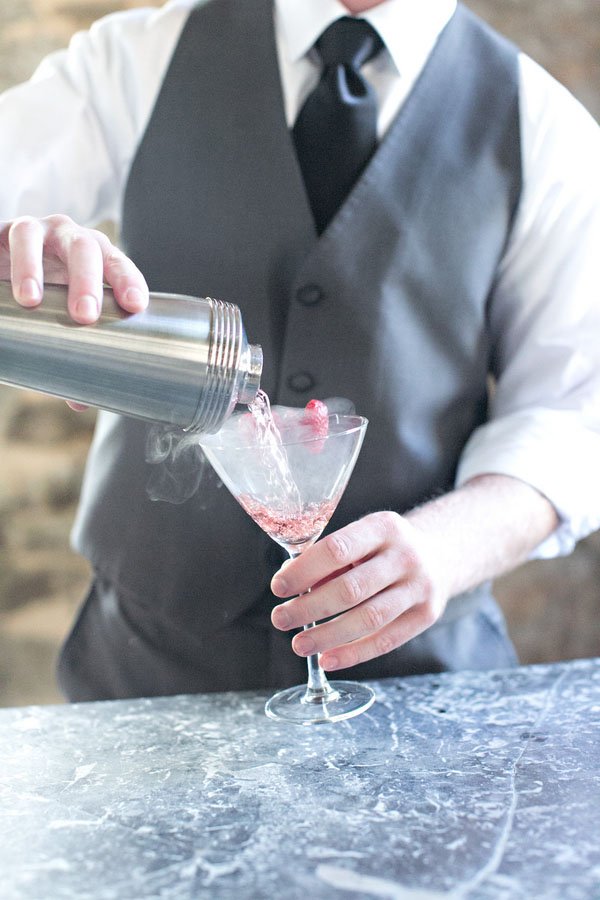 Wedding Sognature Cocktails Serving the Cocktail